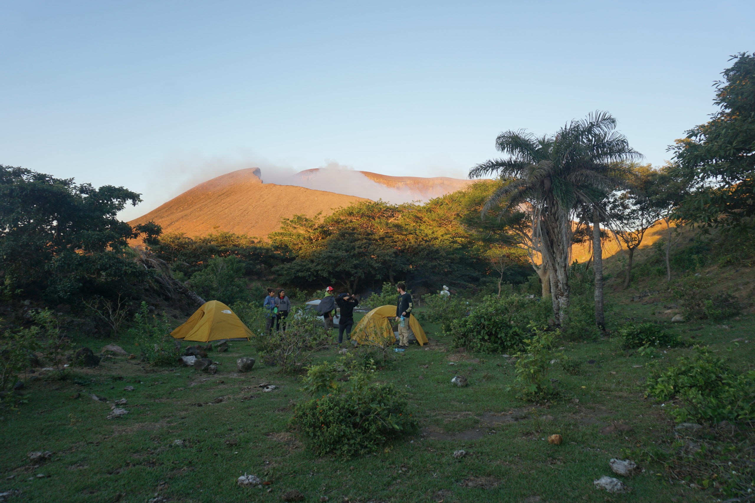 Hiken en kamperen op de actieve Telica vulkaan in Nicaragua